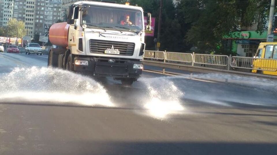 "Киевавтодор": На выходных дорожники активно поливали улицы столицы