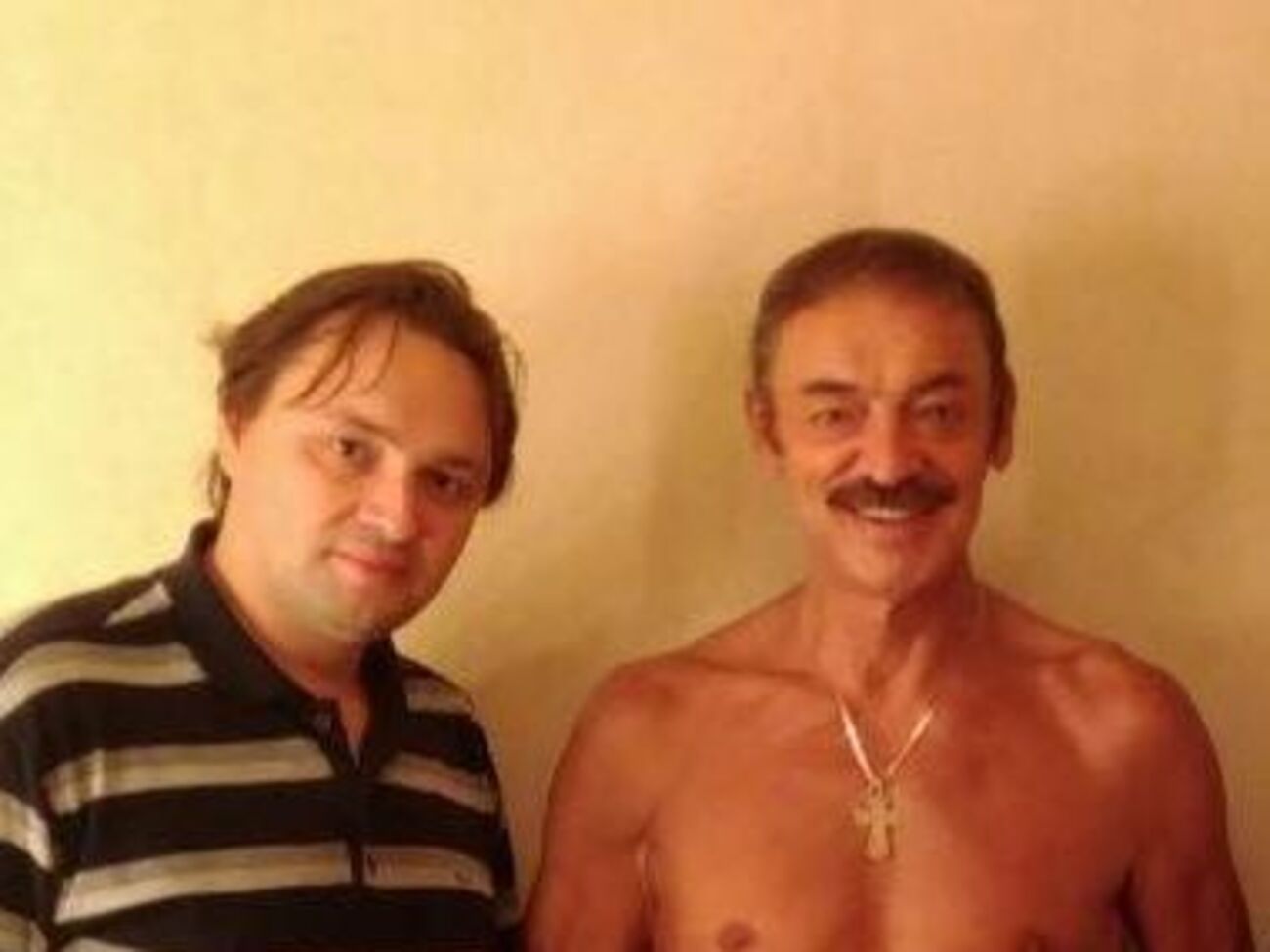 Боярский (справа) оголил грудь