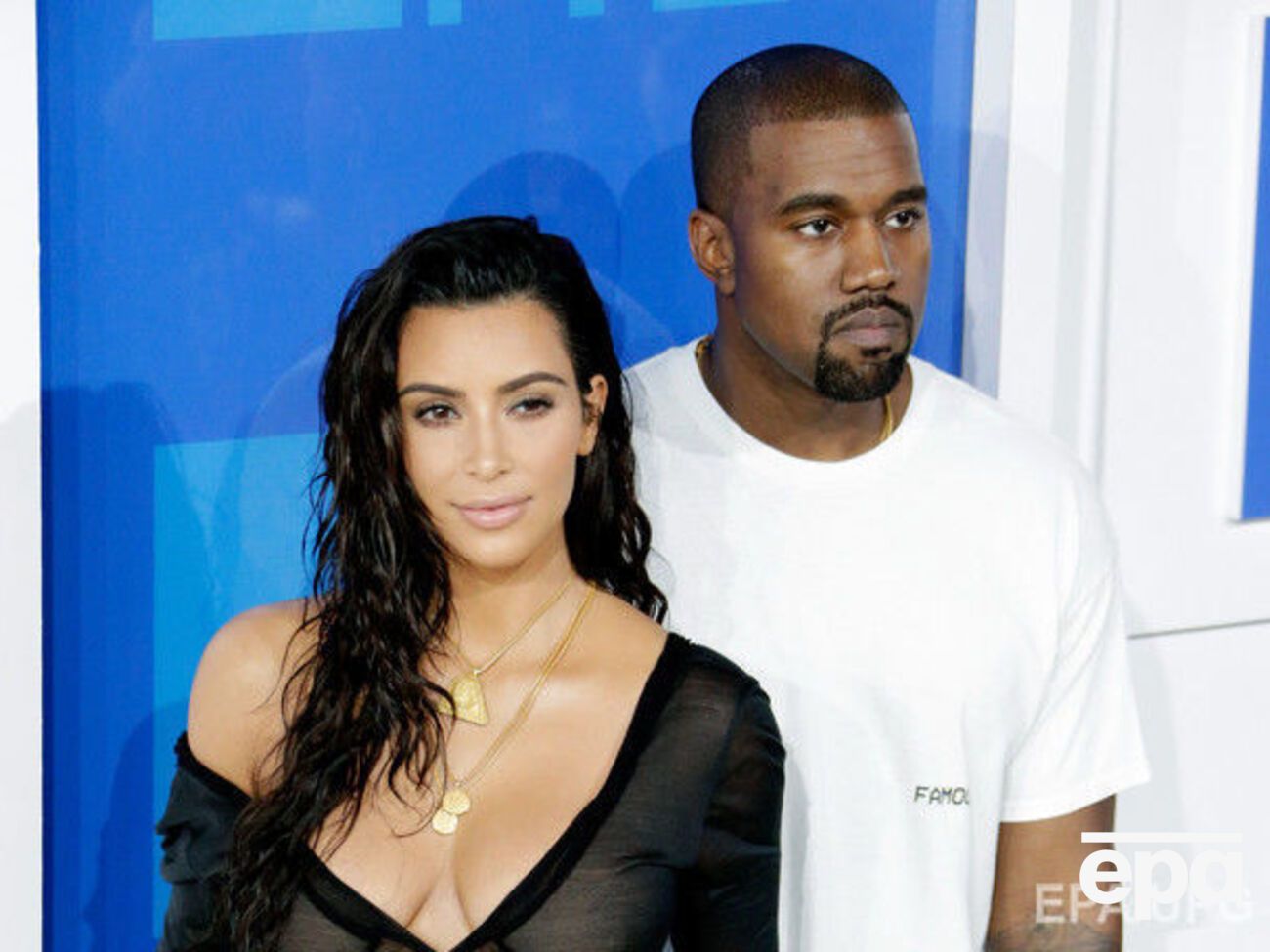 Кардашян (слева на фото) пришла на церемонию в прозрачном платье