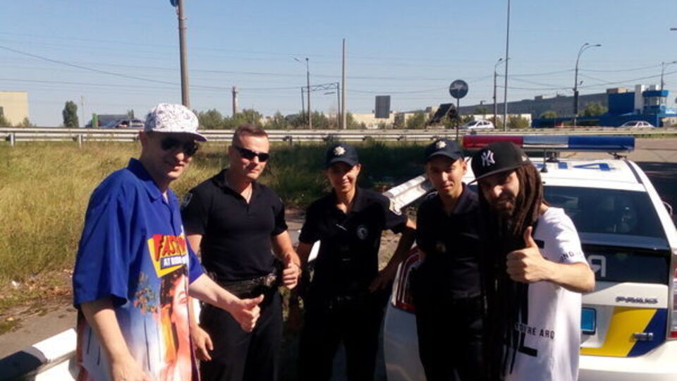 Полиция, прибывшая на съемки клипа "Маятник", поняла, что оружие, которое использовали музыканты, бутафорское