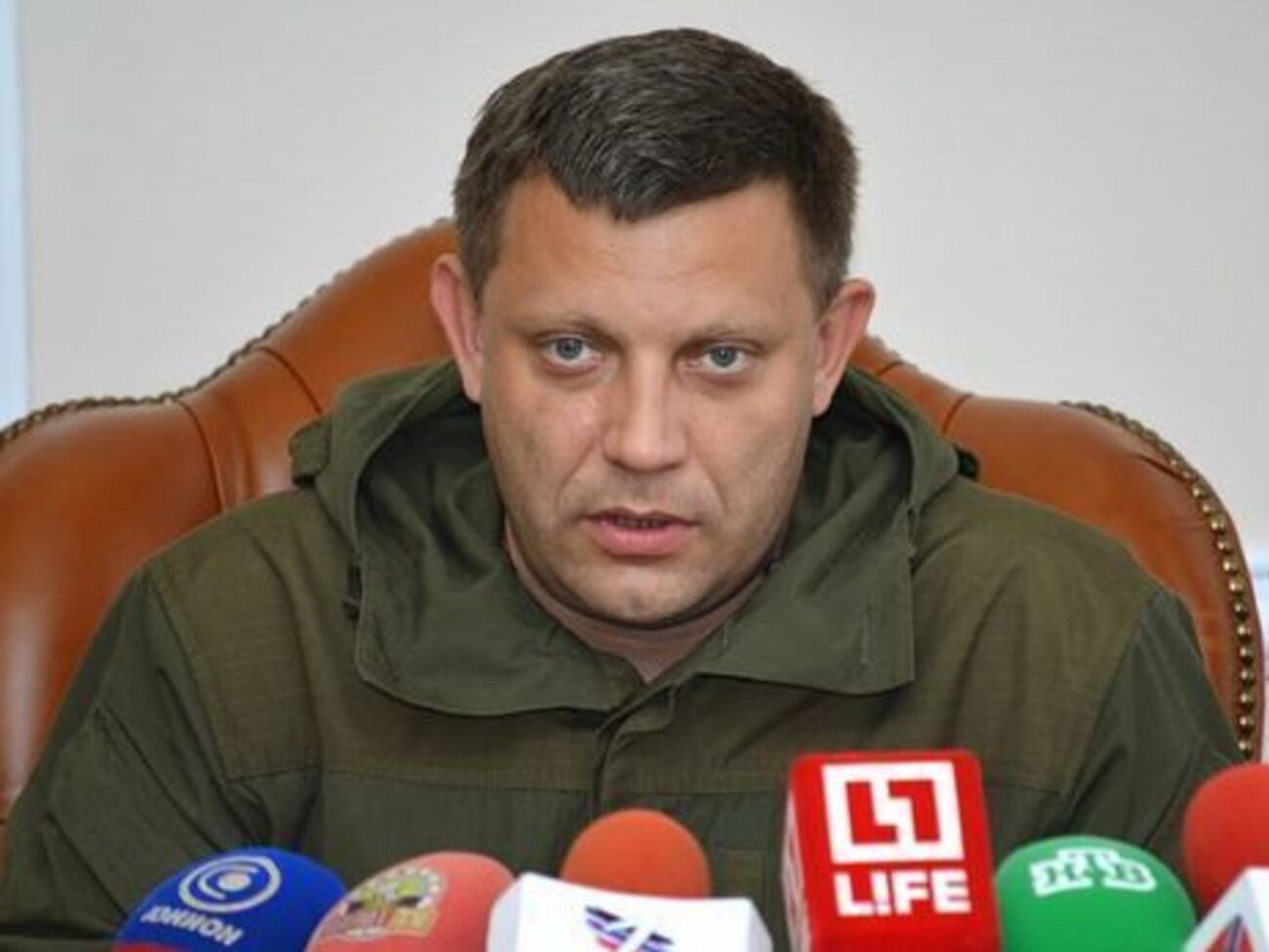 Захарченко в один день стал "генерал-майором", "почетным гражданином" и обладателем "ордена"