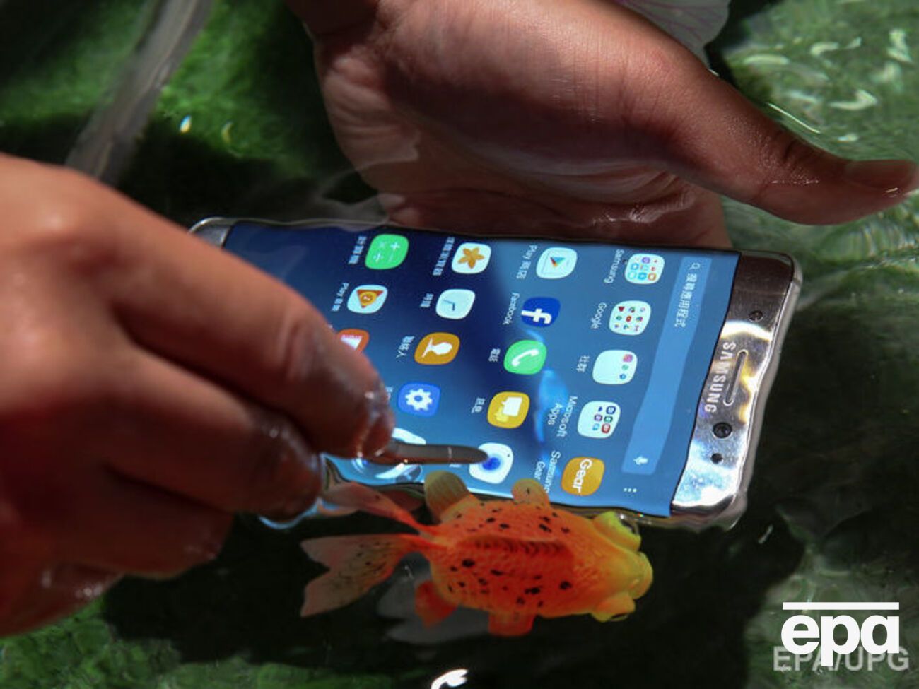 Samsung приостановила предзаказ на новые смартфоны