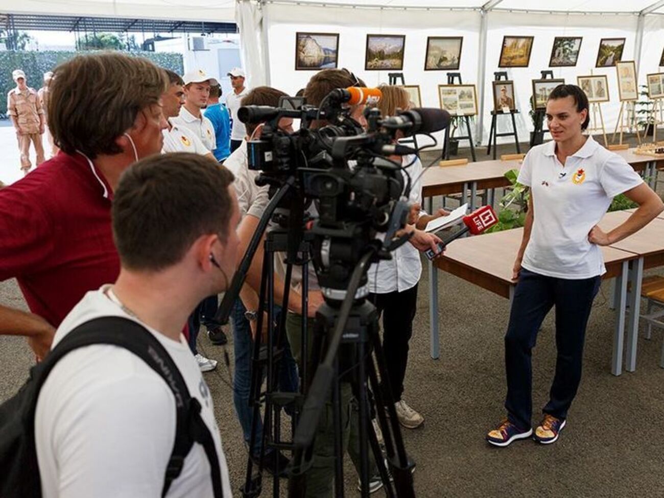 Исинбаева провела "легкоатлетическую" зарядку