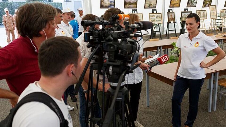 Исинбаева провела "легкоатлетическую" зарядку