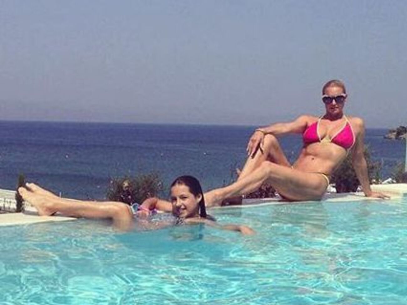 Волочкова:&nbsp;Вот и пришло время, когда можно меняться одеждой с дочкой