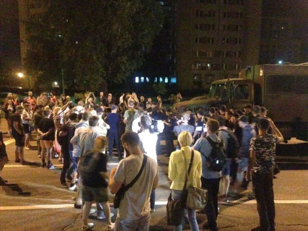 Ночью под Оболонским судом продолжались столкновения и блокирование проезда