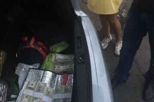 По данным СБУ, чиновница требовала от предпринимателя взятку за победу в тендере