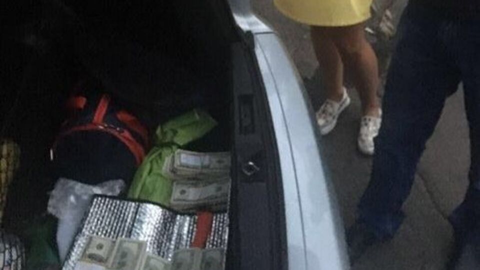 По данным СБУ, чиновница требовала от предпринимателя взятку за победу в тендере