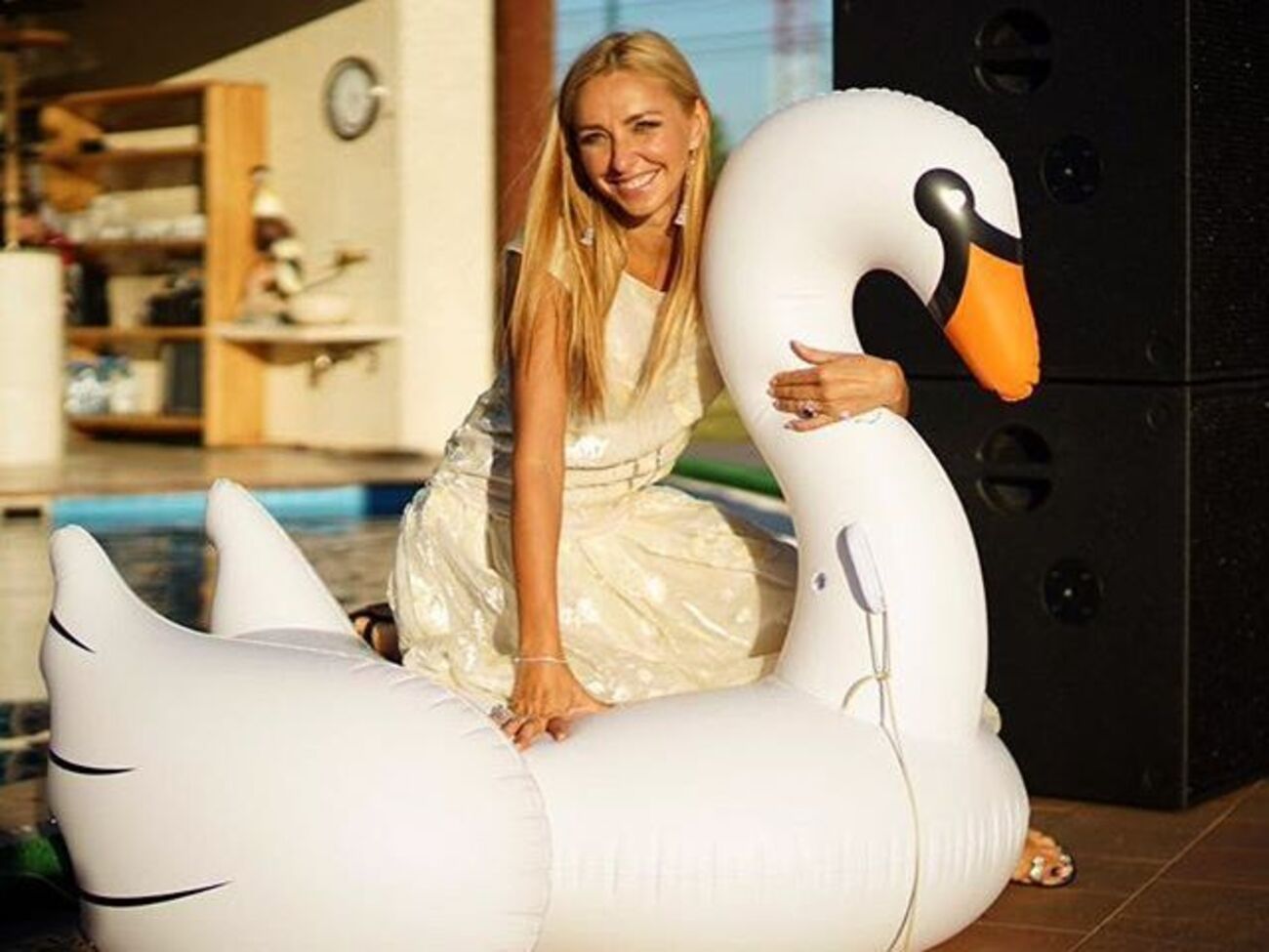 Навка: Вот такой вот белый лебедь, спит в моей кровати вместе с другом мишкой