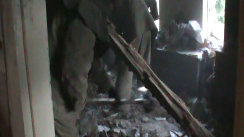 Вероятной причиной обвала потолка спасатели считают запущенность дома