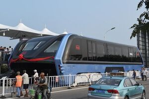 Под Transit Elevated Bus могут проезжать автомобили, в то время как сам автобус двигается по направляющим на дороге