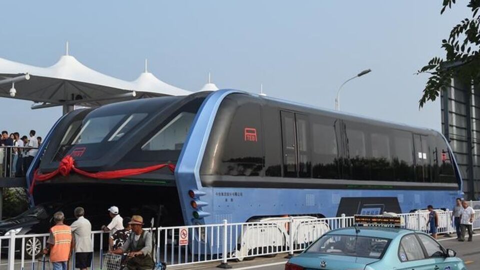Под Transit Elevated Bus могут проезжать автомобили, в то время как сам автобус двигается по направляющим на дороге