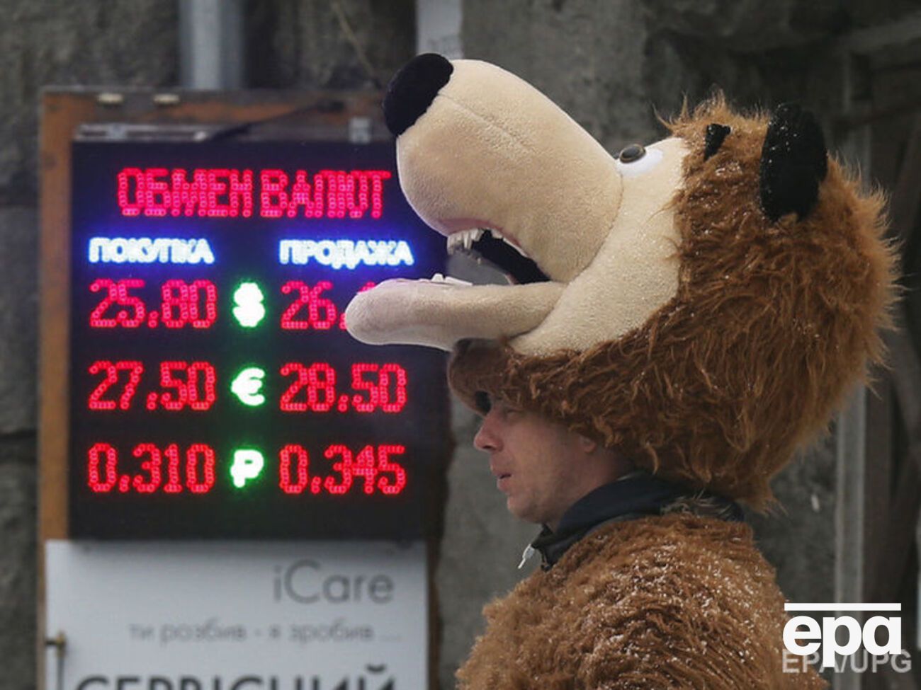 На протяжении длительного времени население продает банкам больше валюты, чем покупает