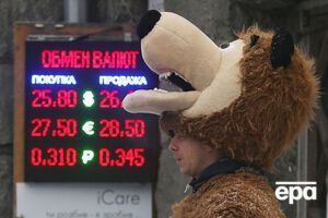 На протяжении длительного времени население продает банкам больше валюты, чем покупает