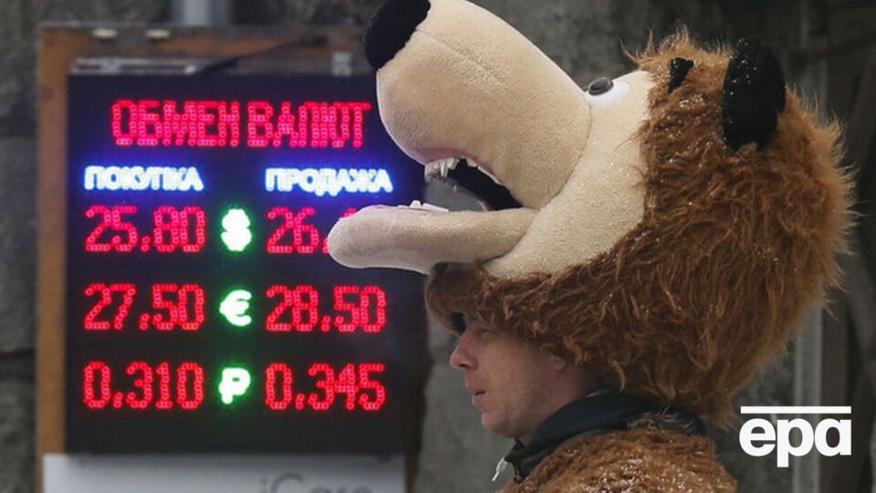 На протяжении длительного времени население продает банкам больше валюты, чем покупает