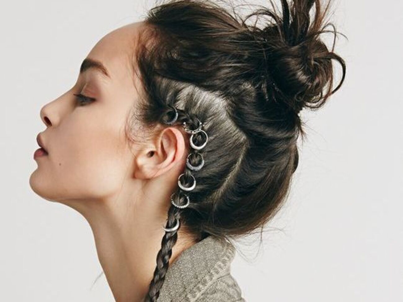Пирсинг для волос является одним из последних модных трендов