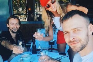 Романова (на фото по центру): Хороший день у меня сегодня!