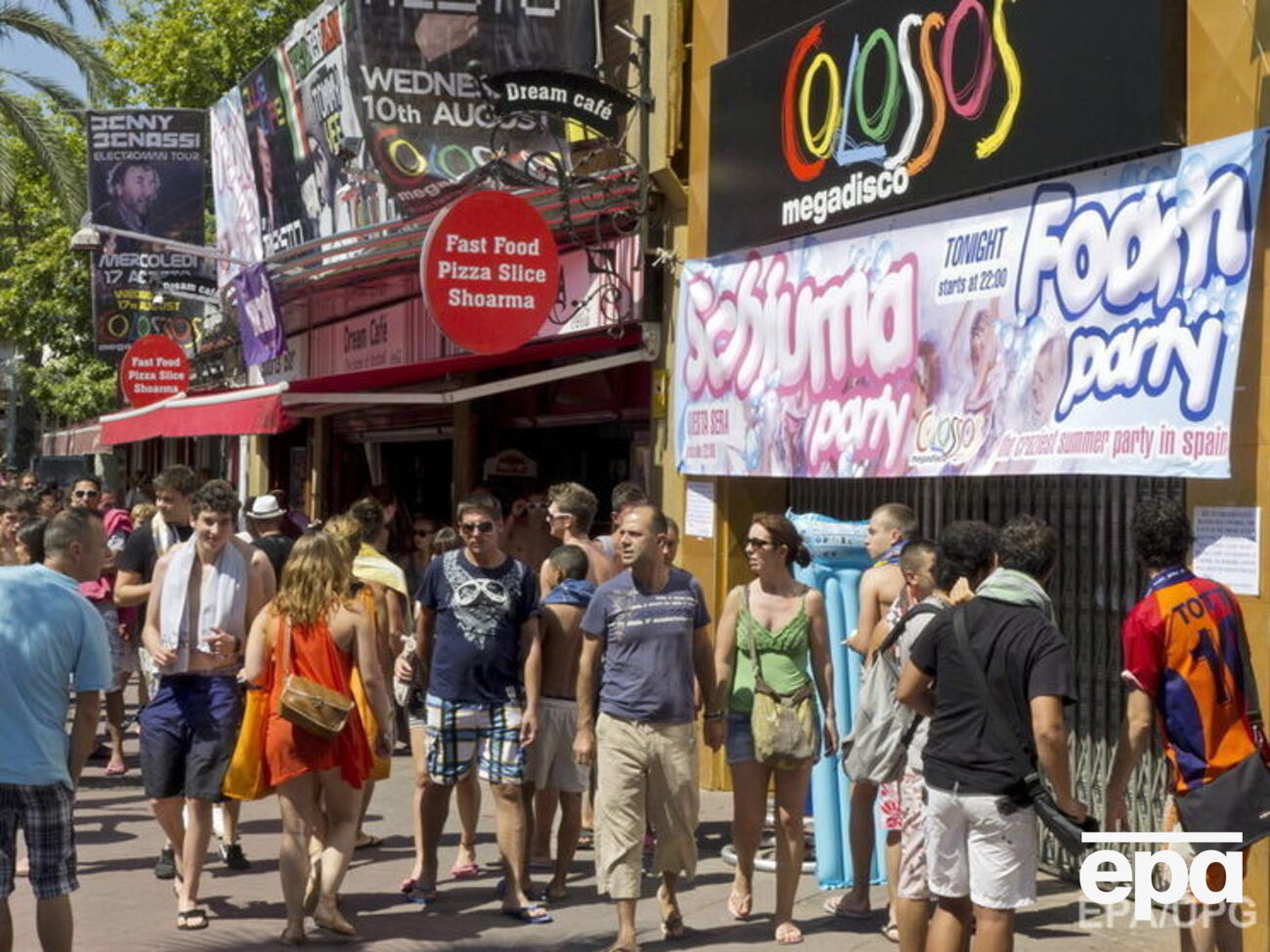 Туристы в Каталонии