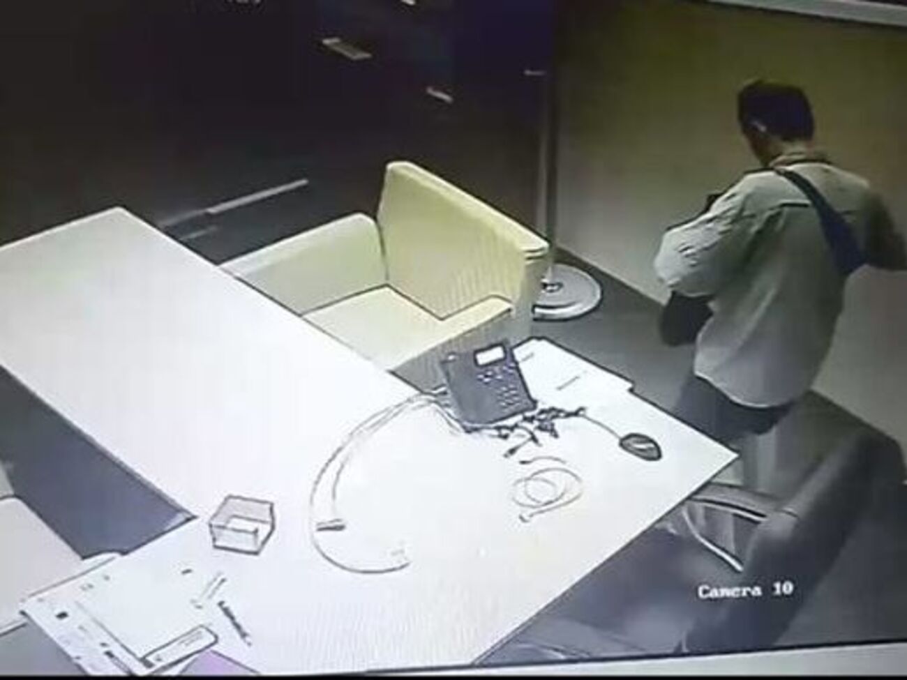 Мужчина спрятал ноутбук в сумку и хотел скрыться