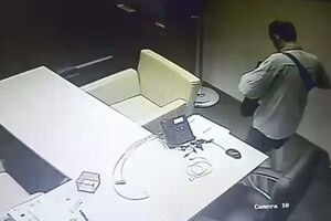Мужчина спрятал ноутбук в сумку и хотел скрыться