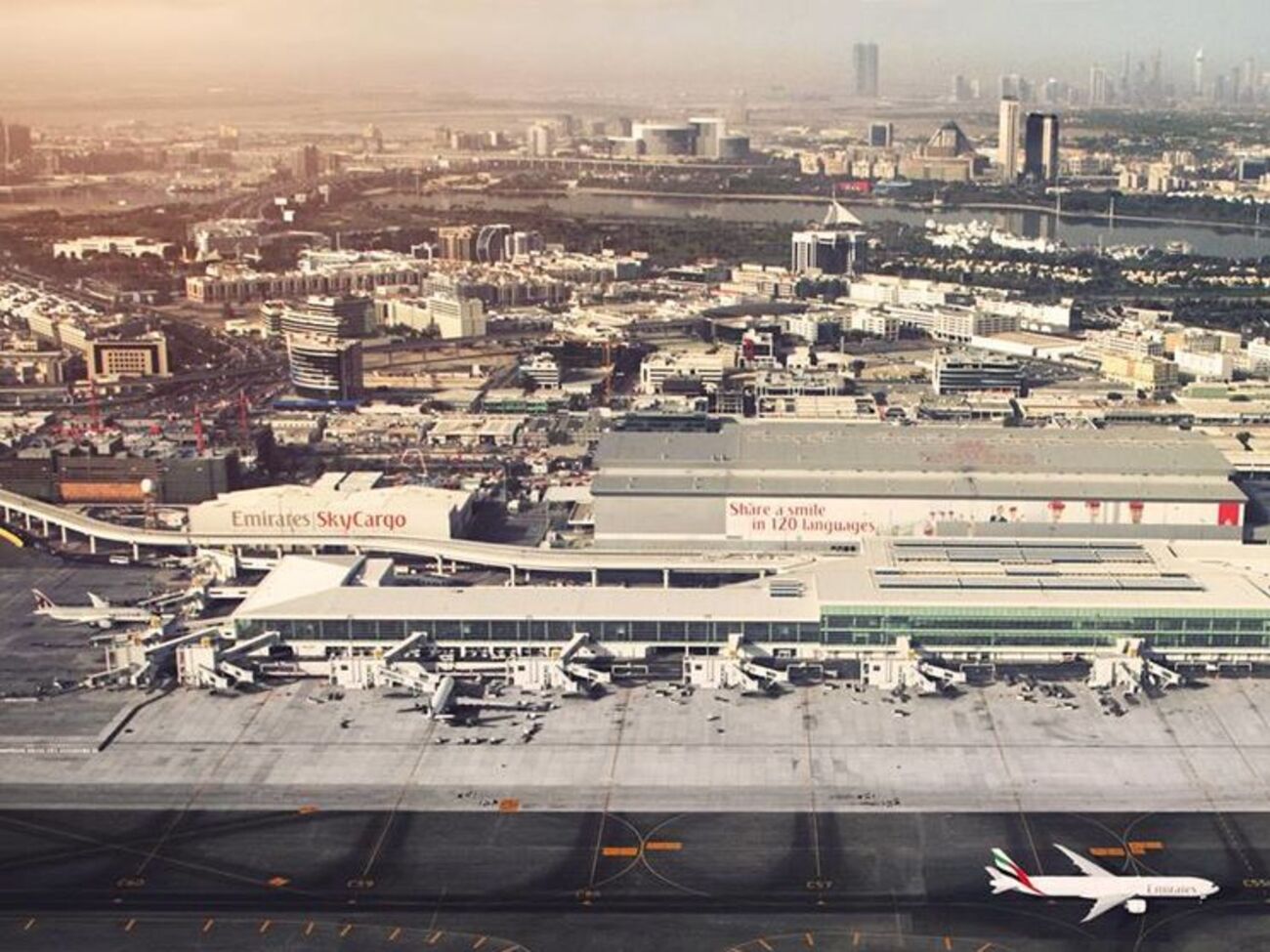 Аэропорт Дубая был закрыт в течение пяти с половиной часов