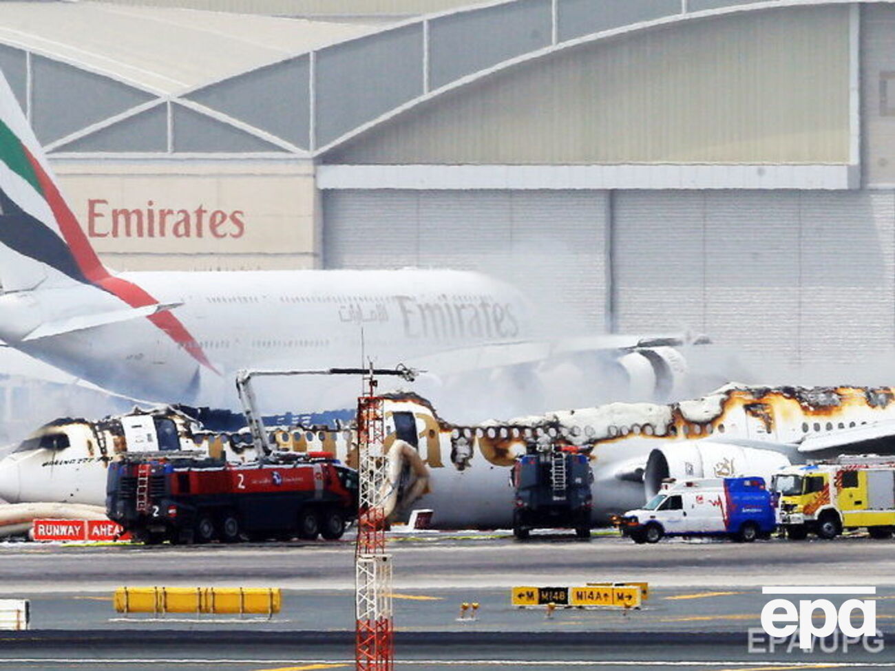 Автомобили аварийных служб у сгоревшего самолета