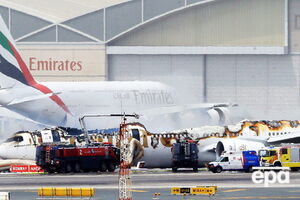 Автомобили аварийных служб у сгоревшего самолета