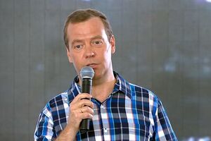 Медведев: Если хочется деньги зарабатывать, есть масса прекрасных мест, где это можно сделать быстрее и лучше. Тот же самый бизнес. Но вы же не пошли в бизнес, как я понимаю? Ну вот