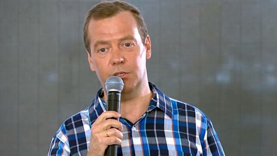 Медведев: Если хочется деньги зарабатывать, есть масса прекрасных мест, где это можно сделать быстрее и лучше. Тот же самый бизнес. Но вы же не пошли в бизнес, как я понимаю? Ну вот