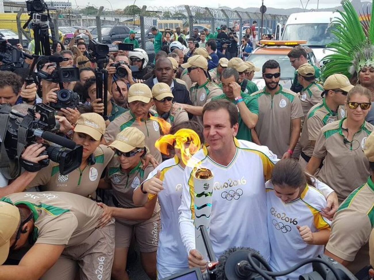 Мэр Рио-де-Жанейро Паес с олимпийским огнем