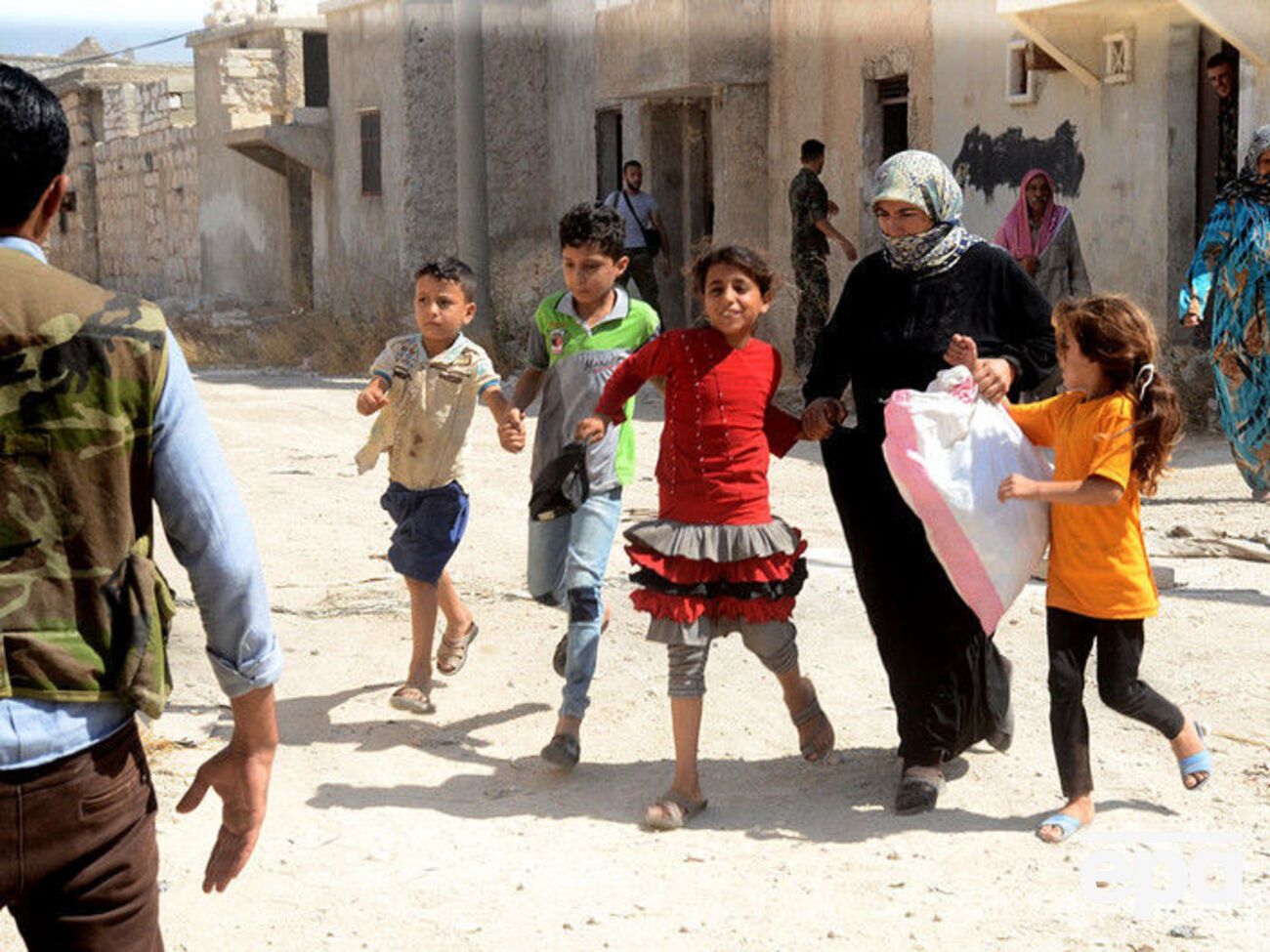 Жители Алеппо пытаются укрыться от бомбежек