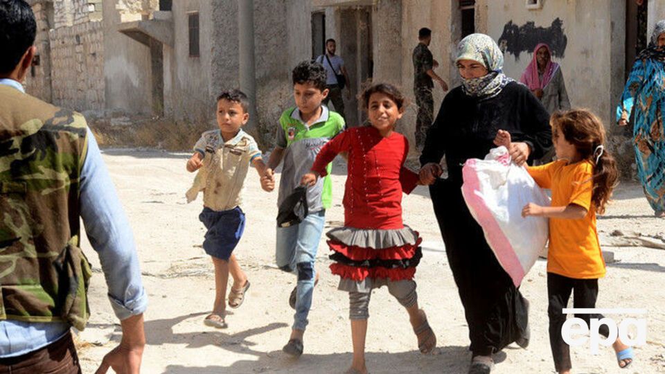 Жители Алеппо пытаются укрыться от бомбежек