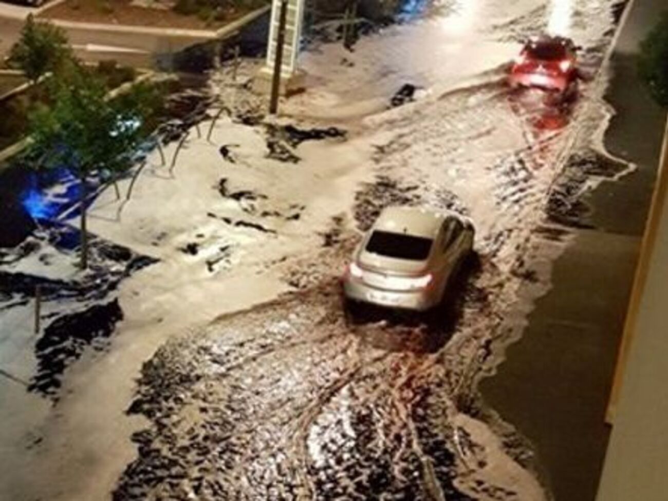 Пожарным понадобилось полчаса, чтобы очистить улицу от вина