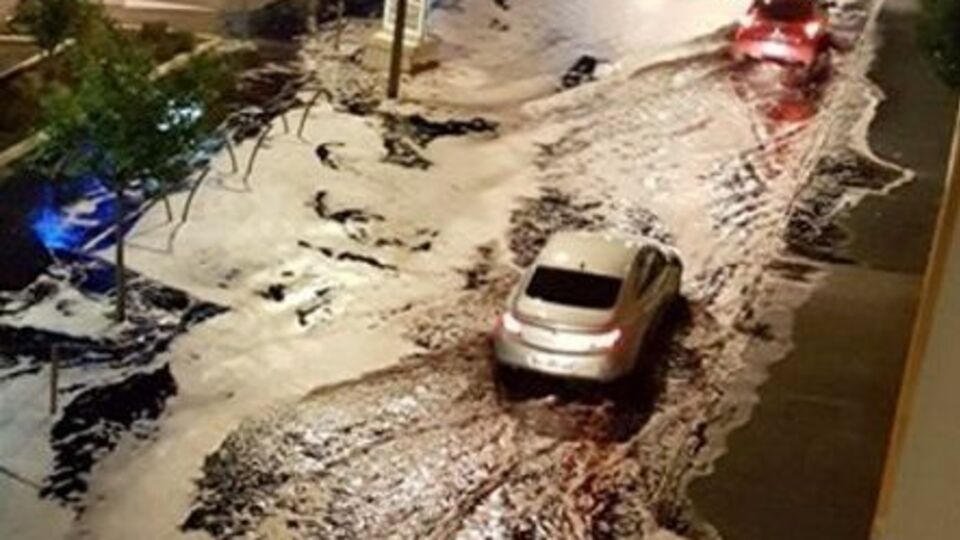 Пожарным понадобилось полчаса, чтобы очистить улицу от вина