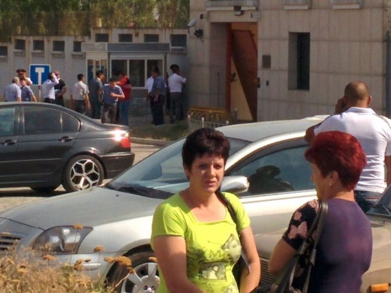 Здание китайского посольства повреждено
