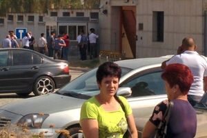Здание китайского посольства повреждено