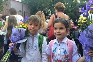 В прошлом году 1 сентября в школах праздновали традиционно на линейках