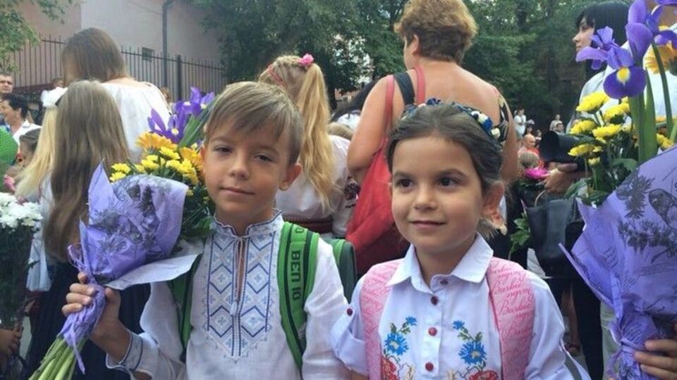 В прошлом году 1 сентября в школах праздновали традиционно на линейках