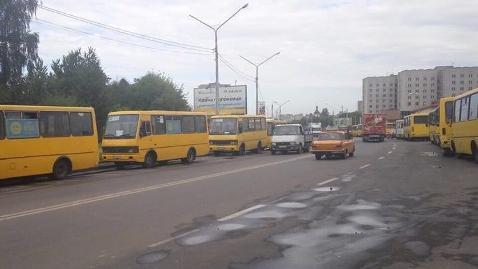 Во Львове бастуют частные перевозчики