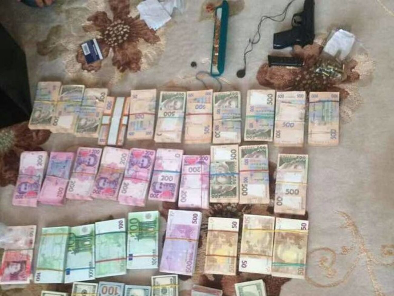 По словам Луценко, приближенные к начальнику-взяточнику "несуны" давали взятки 3-4 раза в неделю