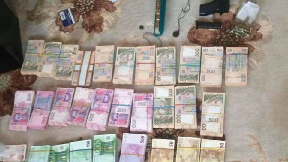По словам Луценко, приближенные к начальнику-взяточнику "несуны" давали взятки 3-4 раза в неделю