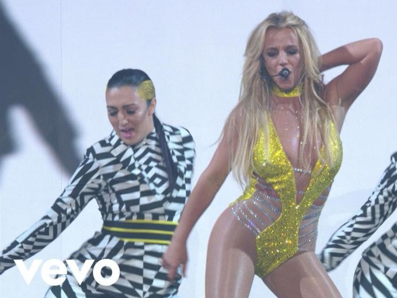 Спирс вышла на сцену полуобнаженной