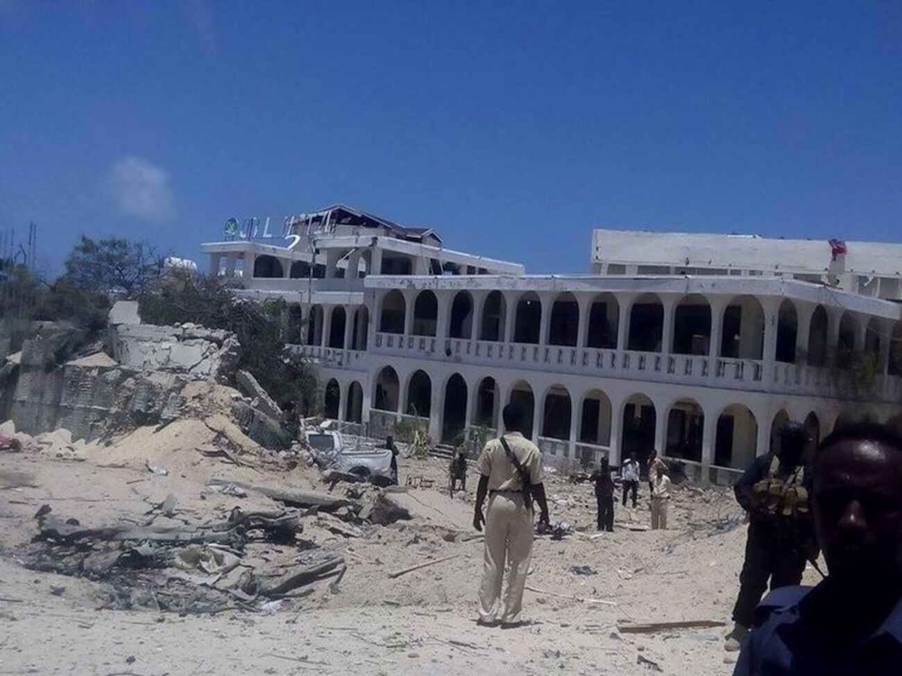 Здание отеля повреждено