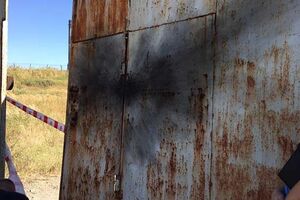 Нитка была привязана к воротам и к гранате в пластиковой бутылке