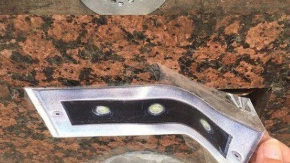На наклейках изображены светодиодные лампы