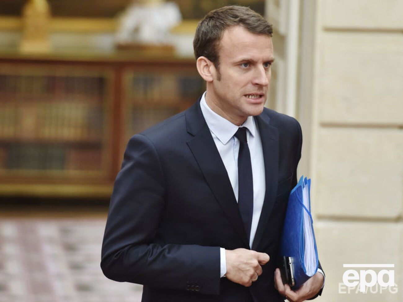 Макрон подал в отставку