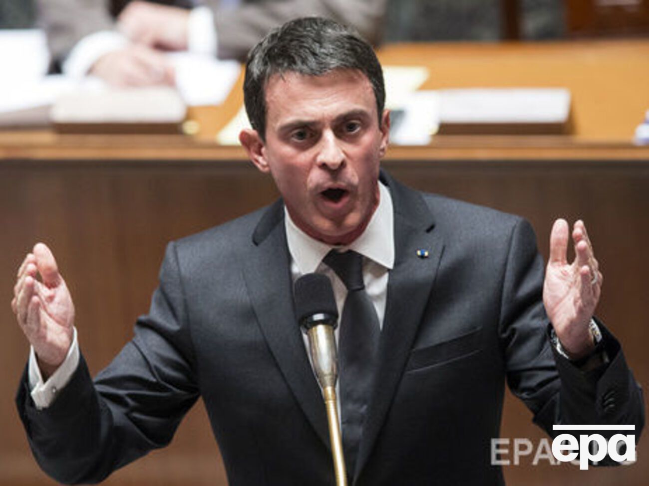 Мануэль Вальс: У Марианны обнажена грудь, потому что она кормит народ!