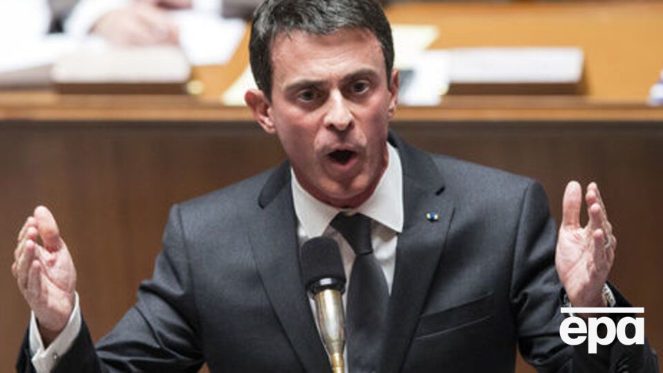 Мануэль Вальс: У Марианны обнажена грудь, потому что она кормит народ!