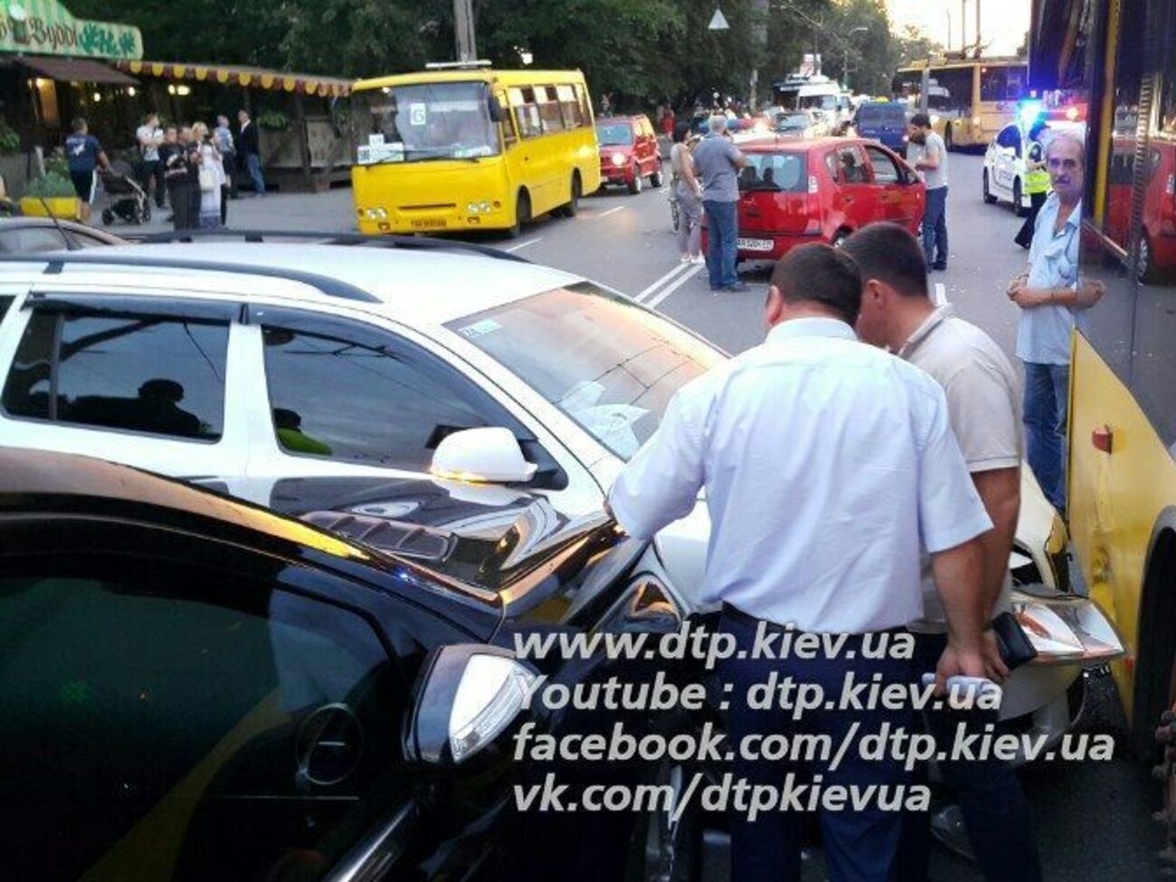 На месте происшествия образовался затор