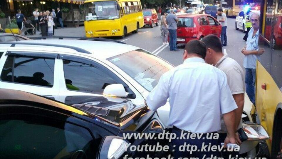 На месте происшествия образовался затор